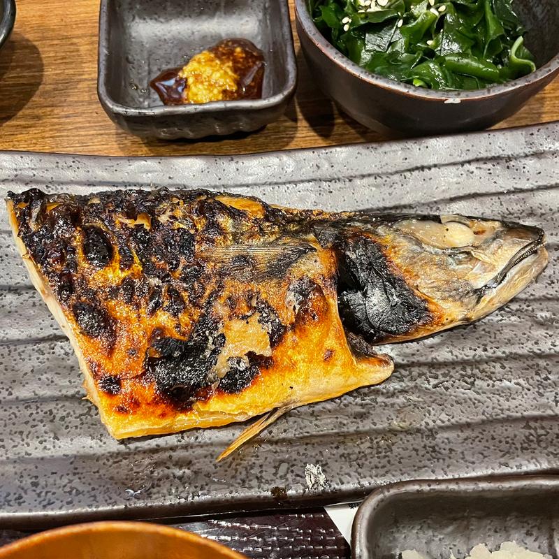 朝さば文化干し定食ご飯大盛、生玉子、納豆、大根キンピラ、わかめ(しんぱち食堂 川崎銀柳街店)