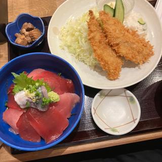 マグロ丼とアジフライ2枚(まぐろ専門 かしわ水産)