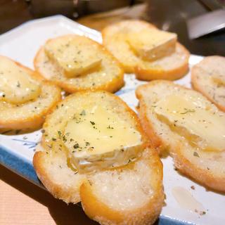 カマンベール半月焼きハチミツとバケット添え(こてじゅう 光町店)