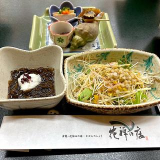 前菜、津軽平野のそばもやし刻み野菜と昆布のごま酢和え、もずく酢