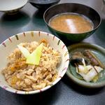 季節の帆立炊き込みご飯、けの汁、漬物