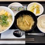 得朝鶏そぼろたまご丼 ライス並盛、ポテサラ