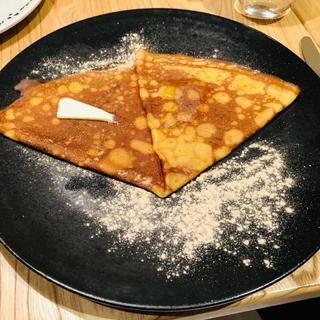 北海道産バターと沖縄産黒糖のクレープ