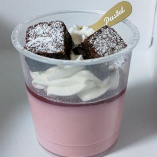 いちごとブラウニーのプリンパフェ