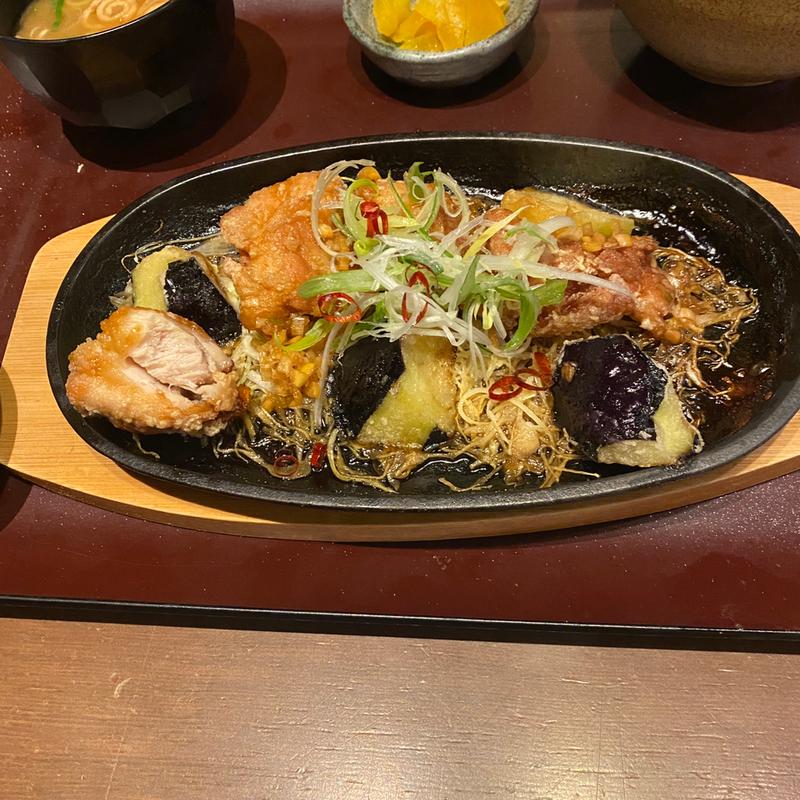 唐揚げとなすの鉄板油淋鶏定食(旬楽)