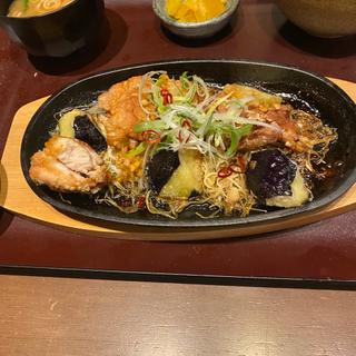 唐揚げとなすの鉄板油淋鶏定食