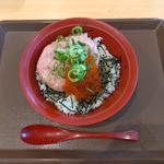 いくらまぐろたたき丼