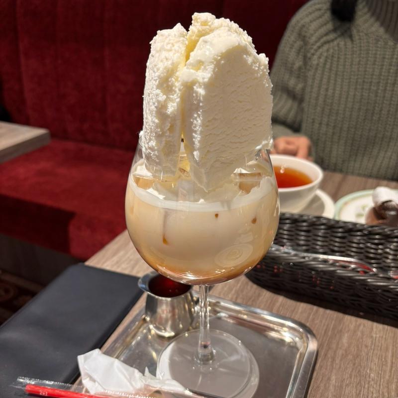 ココナッツアイスのロイヤルミルクティー(ル サロンド ニナス 小田急百貨店新宿)
