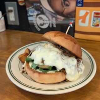 牛すじのデミ煮込みとモッツァレラのバーガー(Johson Burgers)