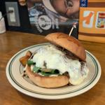 牛すじのデミ煮込みとモッツァレラのバーガー