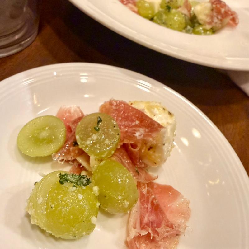 モッツァレラチーズとシャインマスカットのサラダ(ラ ペッシュ)