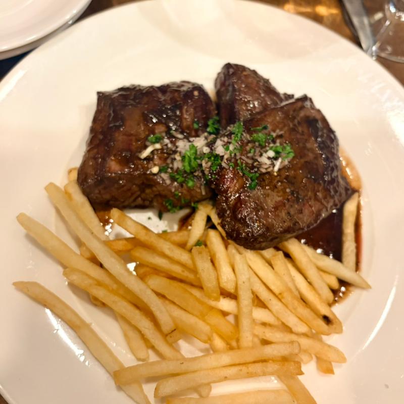 アンガス牛ハラミステーキエシャロットのソース　フレンチフライ添え(ラ ペッシュ)