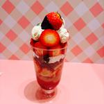 赤いちごとチョコレートのパフェ