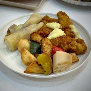 丸鷄の北京ダック風、白身魚の唐揚げ、温野菜