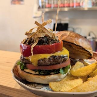 黒胡麻麻婆ポークキーマカレーチーズバーガー