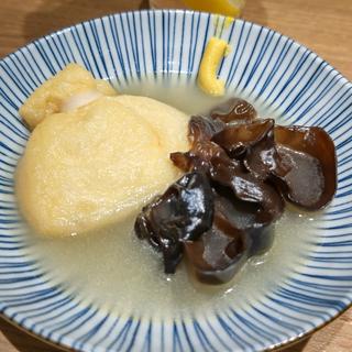 鶏出汁おでん 餅きんちゃく・木耳(焼鳥 ハレツバメ 横浜鶴屋町店)