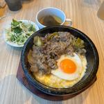 チーズプルコギ石焼ビビンバ、サラダ