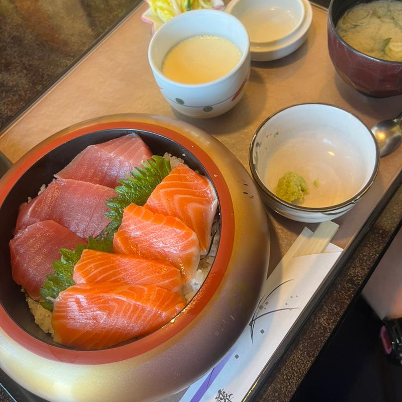 サーモンマグロ丼(魚藤 )