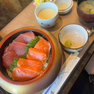 サーモンマグロ丼(魚藤 )