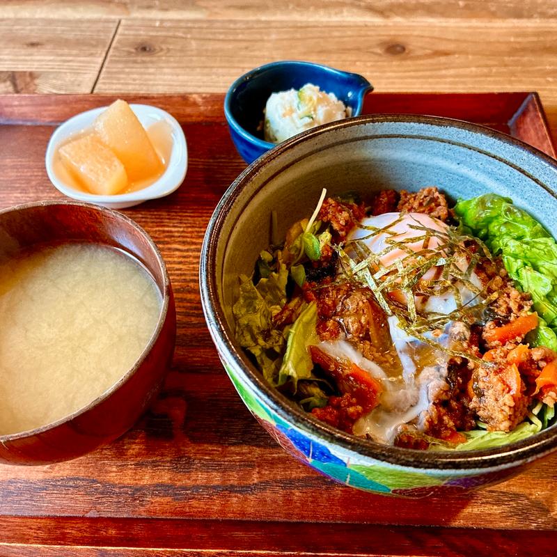 ビビンバ風温玉のっけ丼(cafe太陽ノ塔 本店)