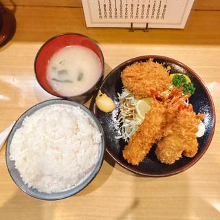 海老フライ定食、メンチカツ追加、ライス大盛り