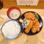 海老フライ定食、メンチカツ追加、ライス大盛り