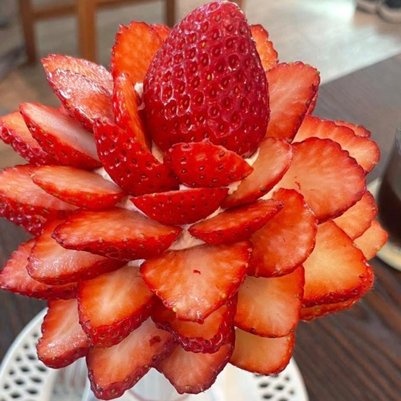 いちごパフェ(Fruit Cafe Ichina(フルーツカフェイチナ))