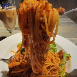 春菊をのせたミートソース(気まぐれサラダ付)