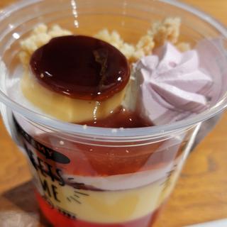 ミニプリンと苺のパフェ