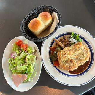 鶏もも肉の香草パン粉焼き 赤ワイン香るデミグラスソース(GARB GREEN WALK pizzeria and cafe)