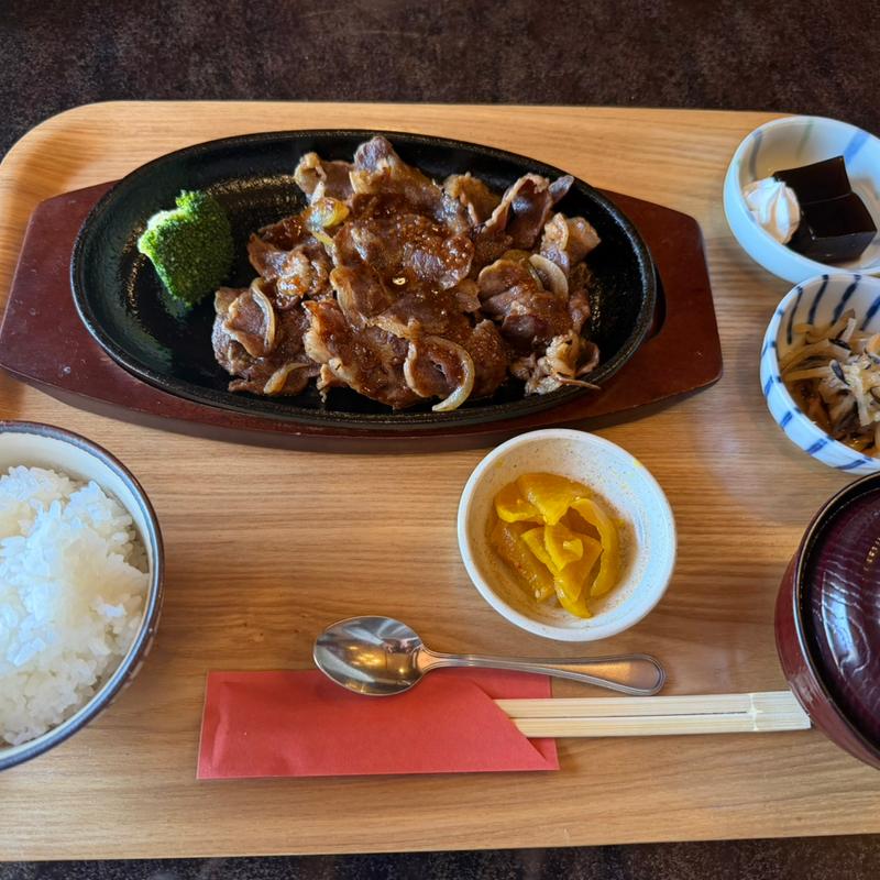 猪肉の生姜焼き定食(御食事処 いのしか亭)