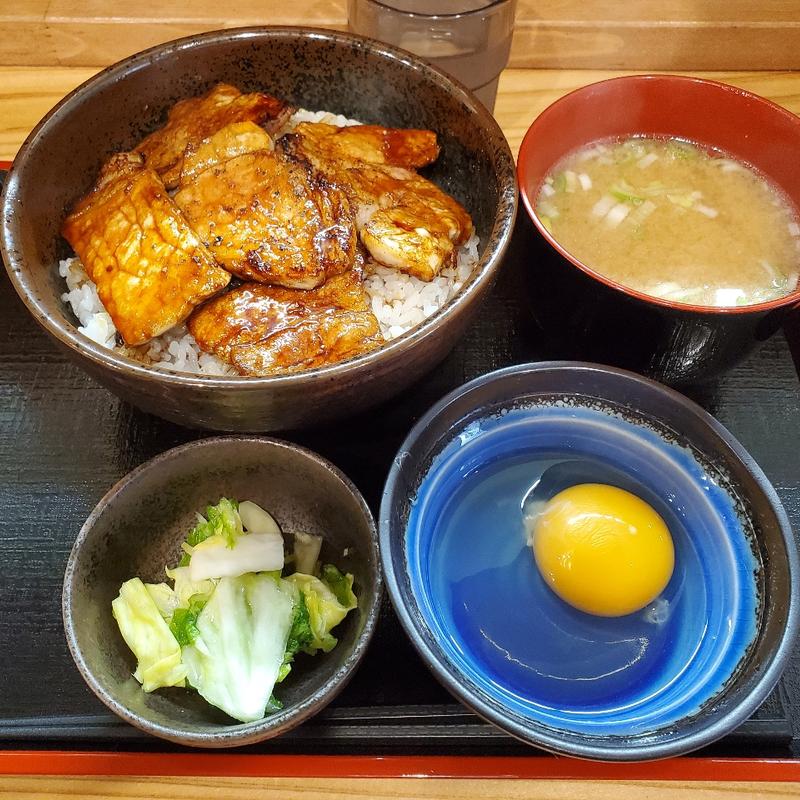 豚丼ご飯大盛り＋生卵(帯広熟成豚丼北花亭)