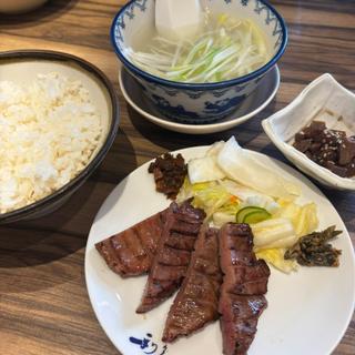 牛タン定食(牛たん炭焼 利久 赤れんが テラス店)