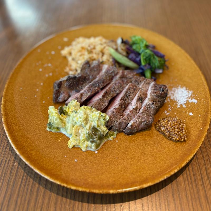 豚肩ロースの炭火焼き芽キャベツのクリームソース添え(Bar Espanol YEBRA（バル エスパニョール ジェブラ）)