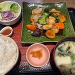 豚とつくねの黒酢あん　大盛　麦味噌汁