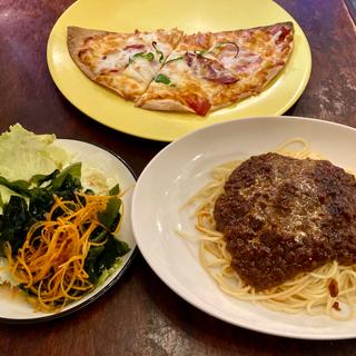 ミートソース ミックスピザ サラダ ドリンク付き