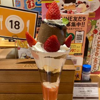 いちごとまるごとチョコプリンのパフェ