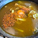 カレーうどんに生卵トッピング