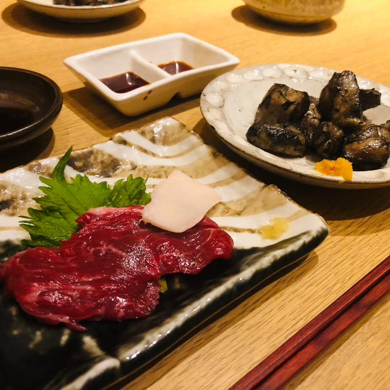 熊本直送 馬刺しとタテガミ盛り合わせ と 宮崎鶏もも炭火焼き(ぎんざ阿吽)