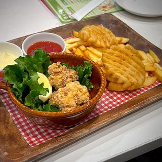 3種ポテトと唐揚げの盛り合わせ