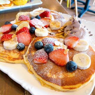 グルテンフリーパンケーキ（フルーツとマスカルポーネ入り豆乳ホイップ添え）(Shebacafe)