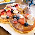 グルテンフリーパンケーキ（フルーツとマスカルポーネ入り豆乳ホイップ添え）