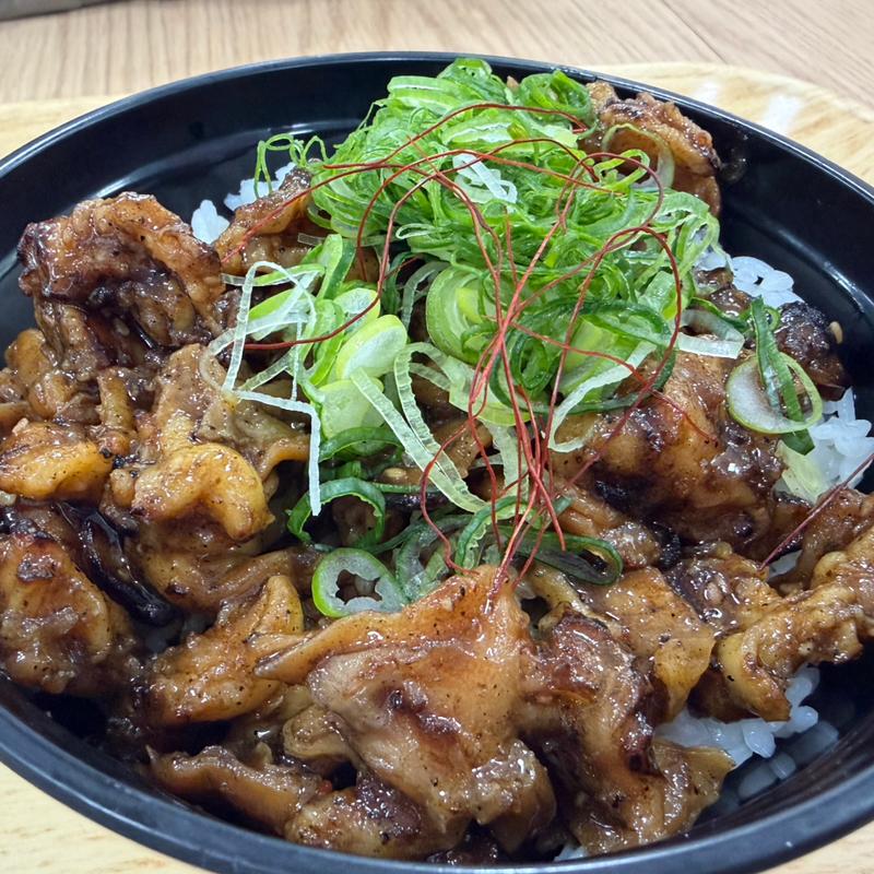 炭焼鶏ハラミ丼(フードコート)
