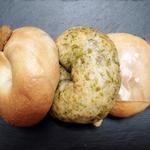 イチジクとクルミのベーグル、焼豚とチーズのアオサベーグル、オレンジベーグル チョコクリームサンド